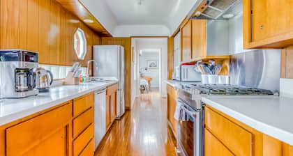 Dog-Friendly Home w/Fast WiFi, Full Kitchen, Gas Fireplace, Private Washer/Dryer