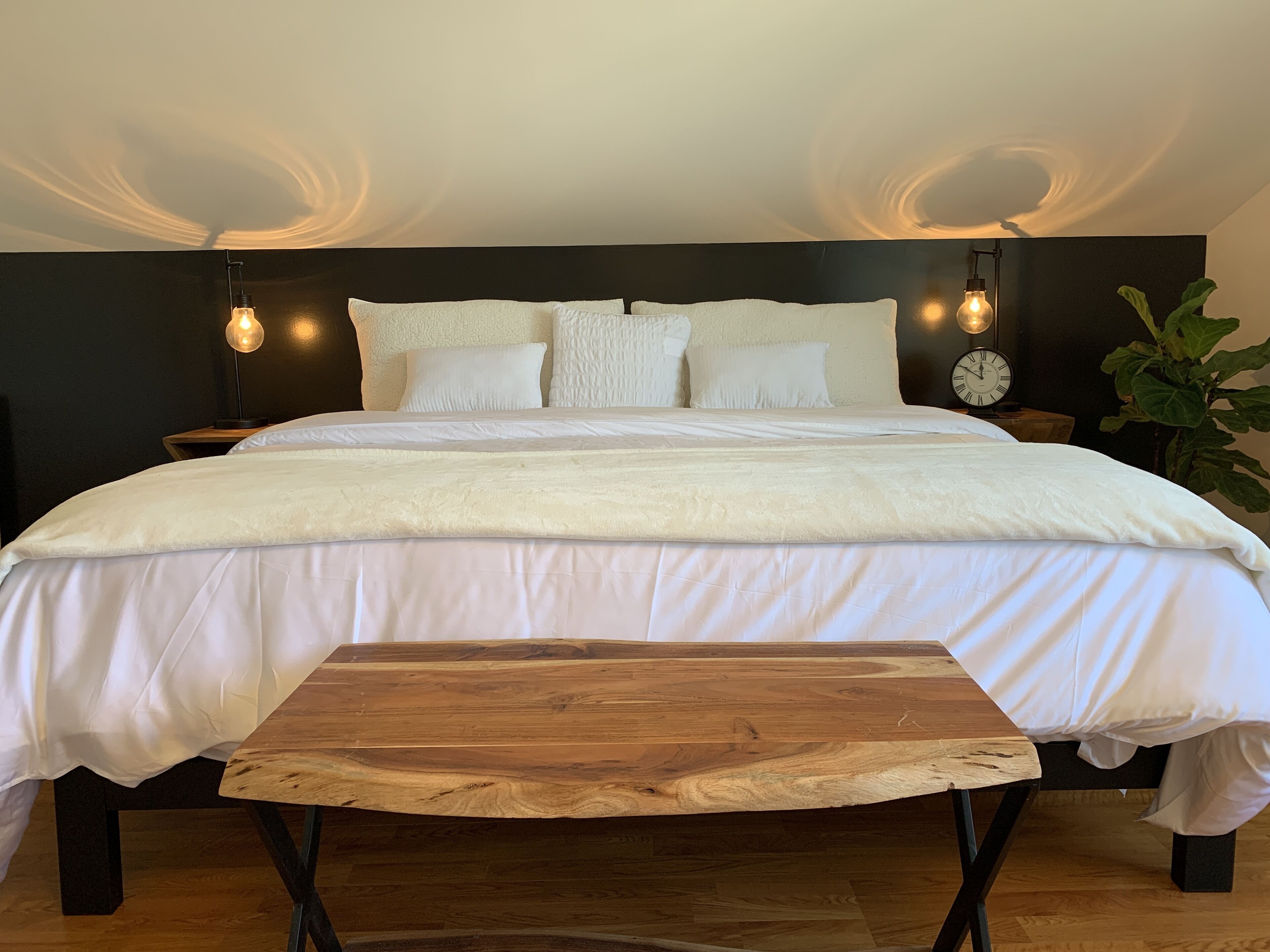 CHIC DOWNTOWN COTTAGE ★UBER WALKABLE ★HOT TUB  ★PET FRIENDLY