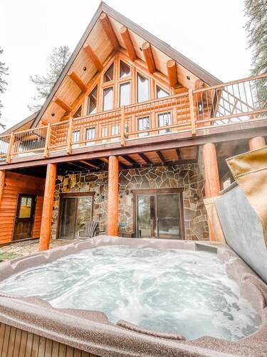 Ski-In/Out Log Cabin w/ Hot tub and Sauna 