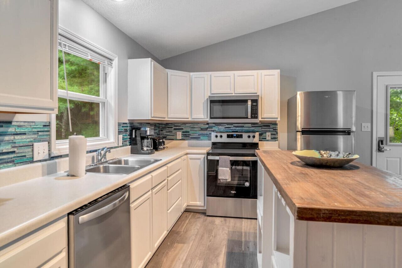 Jääkaappi, mikroaaltouuni, uuni, liesi