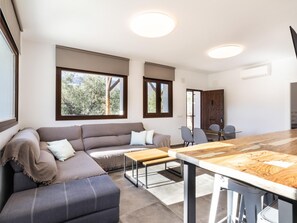 TV, fireplace - Charming farmhouse in the Alpujarra with private pool, garden and wifi (Órgiva)