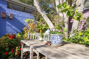 Outdoor dining - Stylish Studio in Heart of Annandale Village (Annandale)