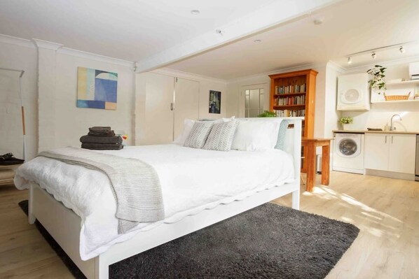 Iron/ironing board, WiFi, bed sheets