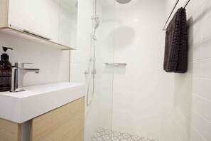 Shower, hair dryer, towels, shampoo - Stylish Studio in Heart of Annandale Village (Annandale)