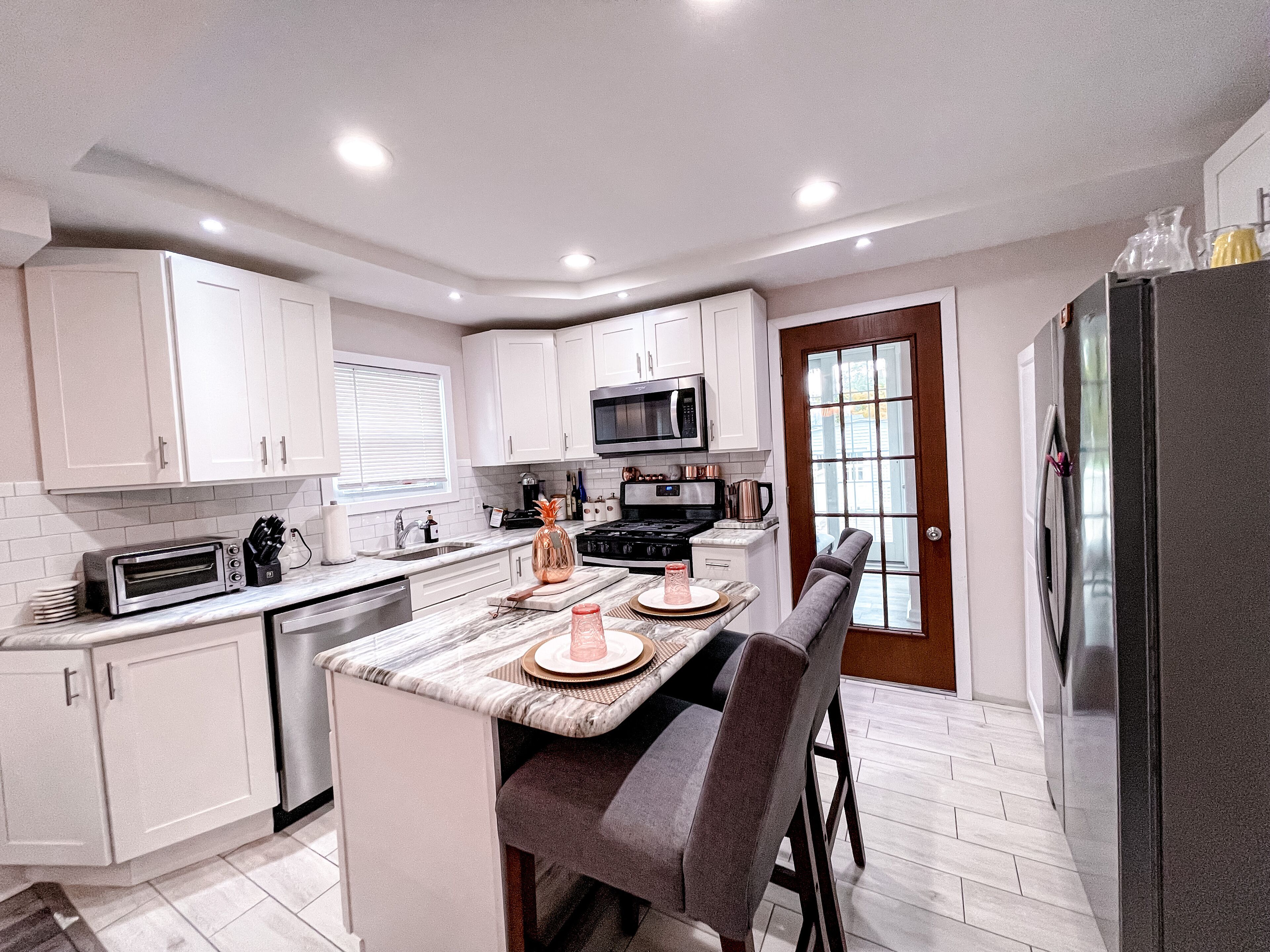 Kjøleskap, mikrobølgeovn, ovn og kokeplater