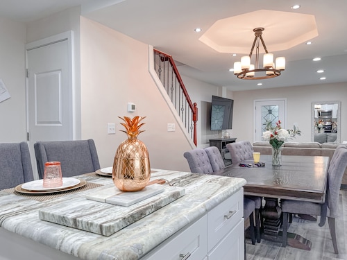 Cheerful & Modern Home w/ a Walkout Deck Area