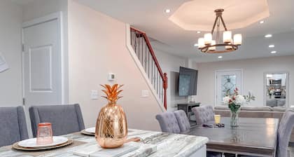 Cheerful & Modern Home w/ a Walkout Deck Area