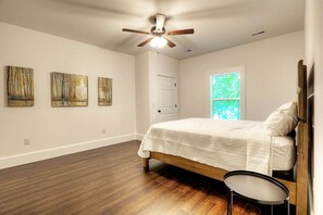 4 bedrooms, iron/ironing board, WiFi, bed sheets