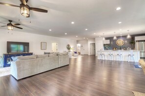 TV connectée, cheminée, lecteur de DVD