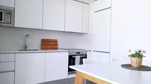 冷蔵庫、電子レンジ、オーブン、コンロ