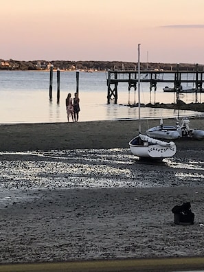 Vlak bij het strand, ligstoelen aan het strand, strandlakens