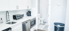 Fridge, microwave, dishwasher, coffee/tea maker - Hyde Park/SoHo/Bayshore Guesthouse Apartment (Tampa)