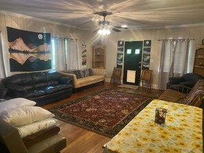 Smart TV, chimenea, futbolito y libros
