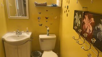 Ducha y bañera combinadas, secador de pelo, toallas y jabón