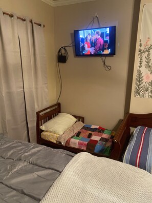 4 bedrooms, desk, iron/ironing board, free WiFi