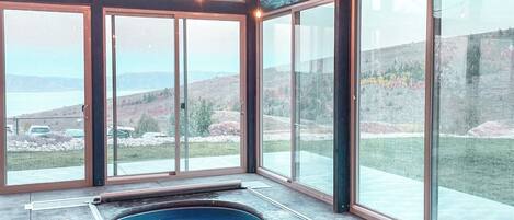 Een binnenzwembad en een verwarmd zwembad