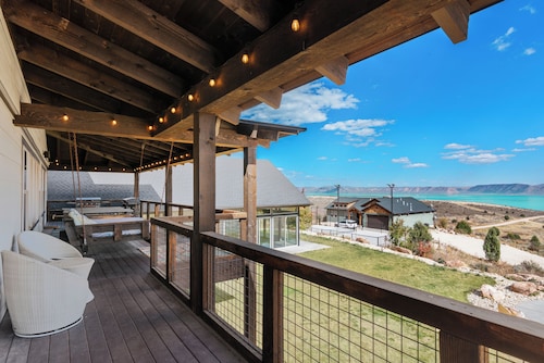 Pool Table, Treehouse, Indoor Pool, Lake View, Large Kitchen, Spacious Bedrooms