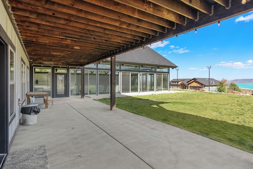 Pool Table, Treehouse, Indoor Pool, Lake View, Large Kitchen, Spacious Bedrooms