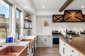 Fridge, microwave, oven, stovetop - Pool Table, Treehouse, Indoor Pool, Lake View, Large Kitchen, Spacious Bedrooms (Garden City)