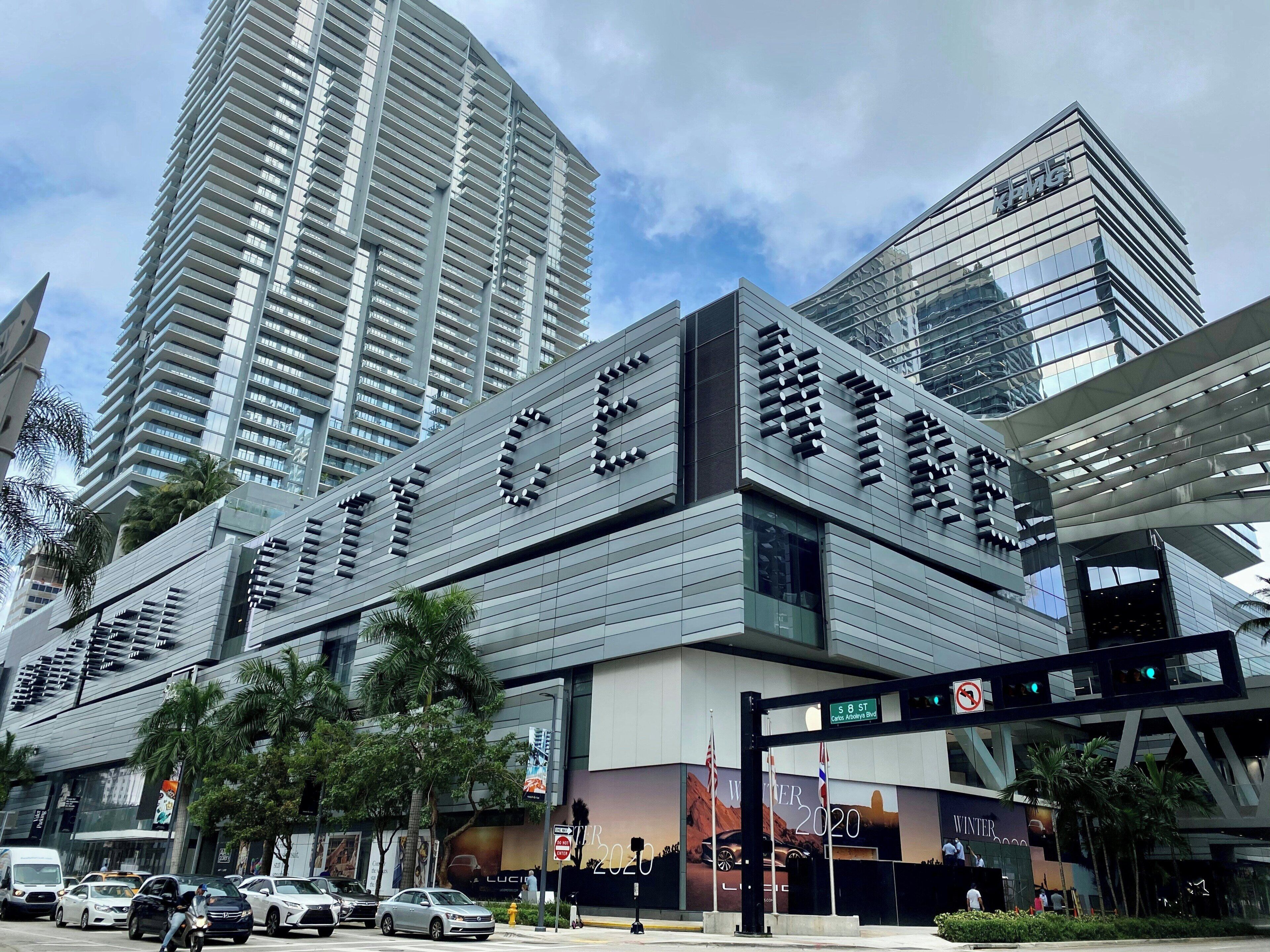 Un edificio moderno con un letrero llamativo que dice 'HOTEL CENTER'.