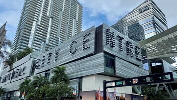 Un edificio moderno con un letrero llamativo que dice 'HOTEL CENTER'.