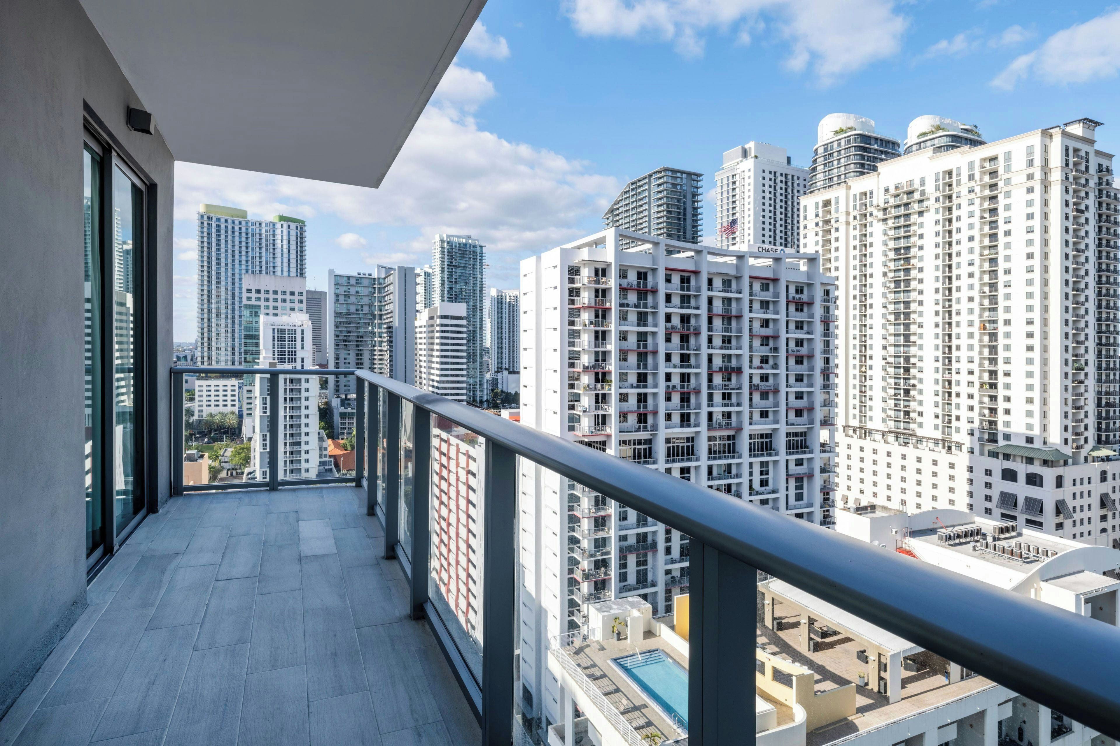 Un edificio alto con un balcón que da a una vista panorámica de la ciudad.
