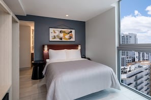 Suite, 2 habitaciones, balcón | Caja de seguridad en la habitación y escritorio 