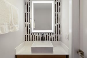 Suite, 2 camere da letto, balcone | Bagno | Doccia, soffione a pioggia, set di cortesia gratuito, asciugacapelli