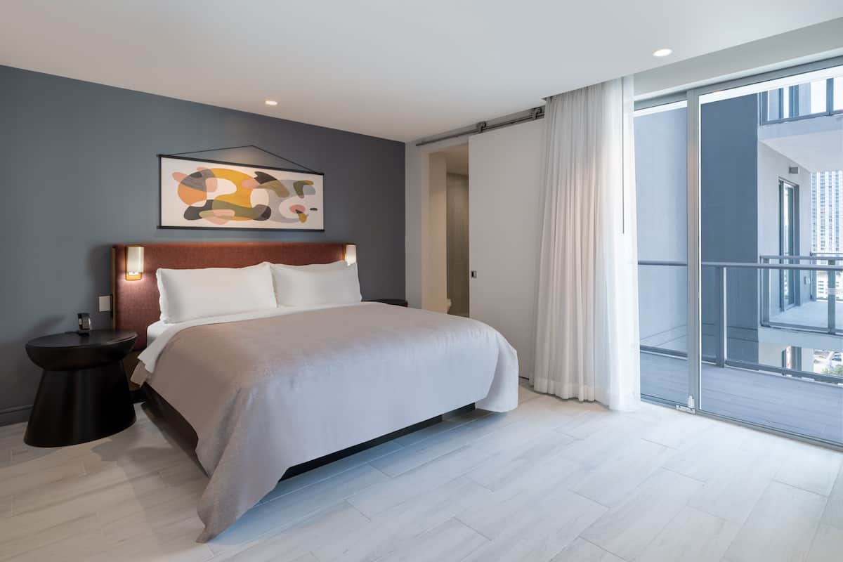 1 habitación, caja de seguridad en la habitación y escritorio