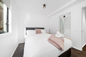 3 Schlafzimmer, hochwertige Bettwaren, Bügeleisen/Bügelbrett