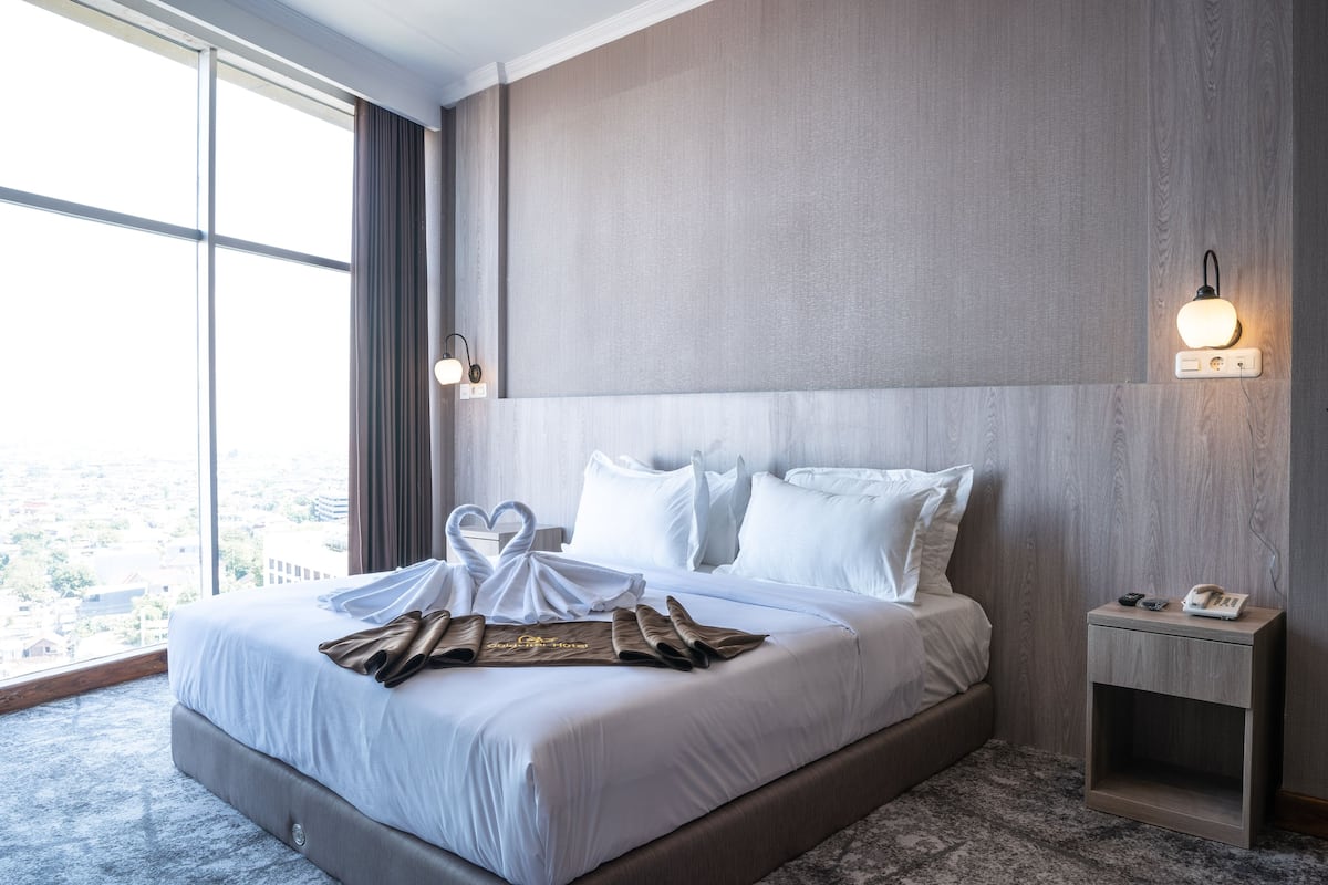 1 kamar tidur, meja kerja, tirai kedap cahaya, dan Wi-Fi gratis
