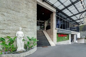 Vista frontal de la propiedad