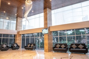 Lobby sitting area - GoldVitel Hotel Surabaya (Surabaya)
