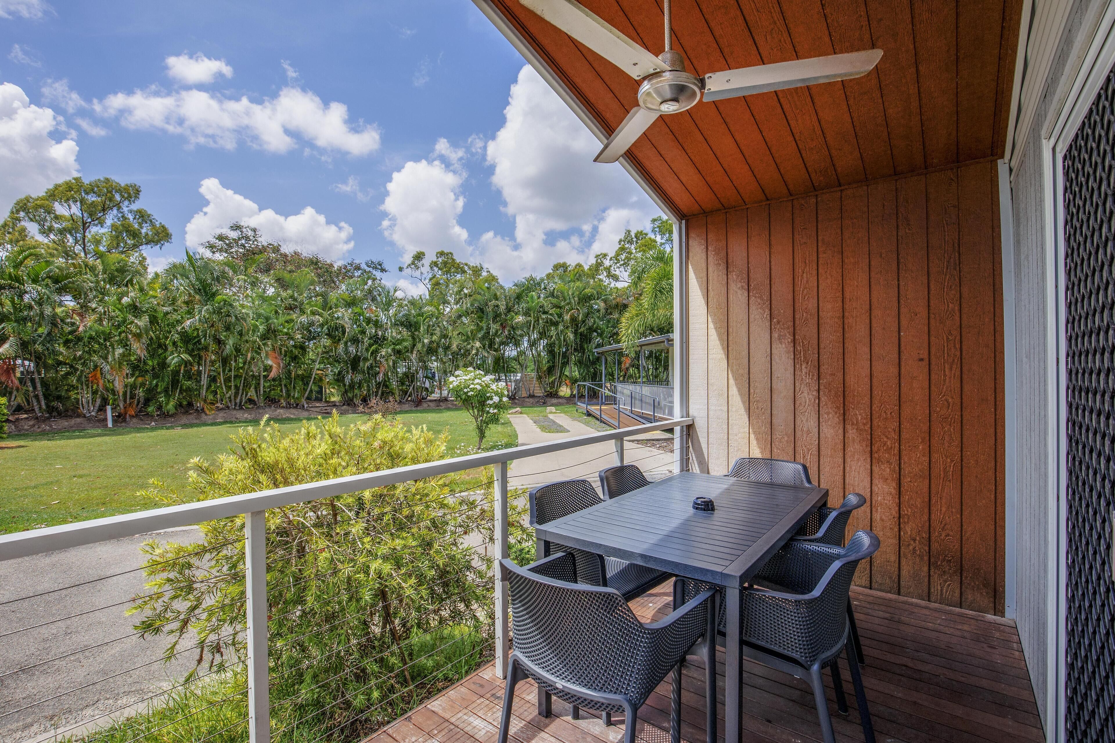 디럭스룸 | 각각 다르게 가구 비치, 책상, 방음 설비, 다리미/다리미판