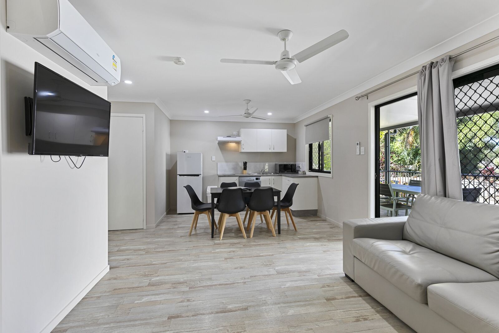 40 インチの薄型テレビ (デジタル放送視聴可)、テレビ、おもちゃ