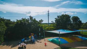 Kawasan main kanak-kanak – terbuka
