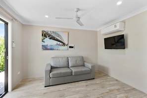 Vila clássica, 2 quartos | Individualmente mobiliados, escrivaninha, quartos à prova de som