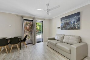 Familievilla, 2 soverom | Individuelt innredet, skrivebord, lydisolert og strykejern/-brett