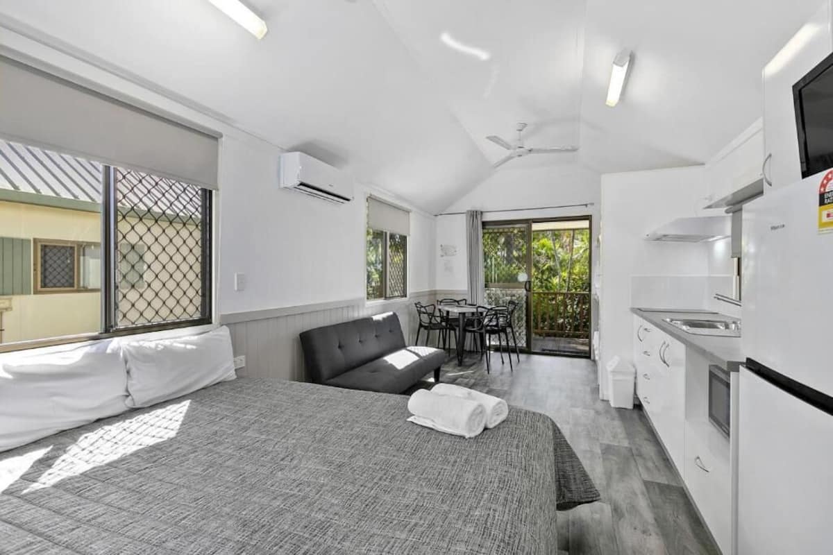 Deluxe Ensuite Cabin | Desk, soundproofing, iron/ironing board (on request)