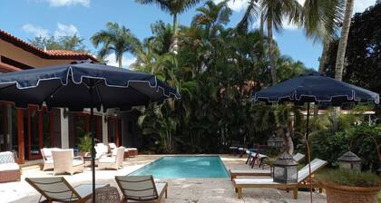 Five Bedroom house Central Location just a short walk from Minitas Beach
