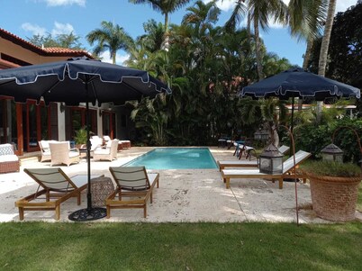 Five Bedroom house Central Location just a short walk from Minitas Beach