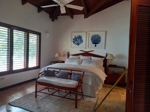 5 chambres, coffres-forts dans les chambres, lit parapluie