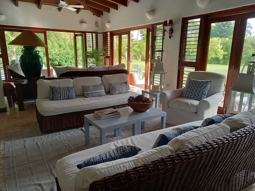 Five Bedroom house Central Location just a short walk from Minitas Beach
