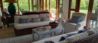 Five Bedroom house Central Location just a short walk from Minitas Beach