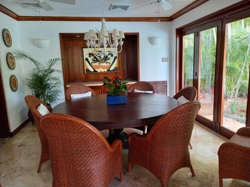 Five Bedroom house Central Location just a short walk from Minitas Beach
