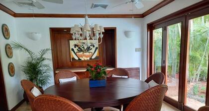 Five Bedroom house Central Location just a short walk from Minitas Beach