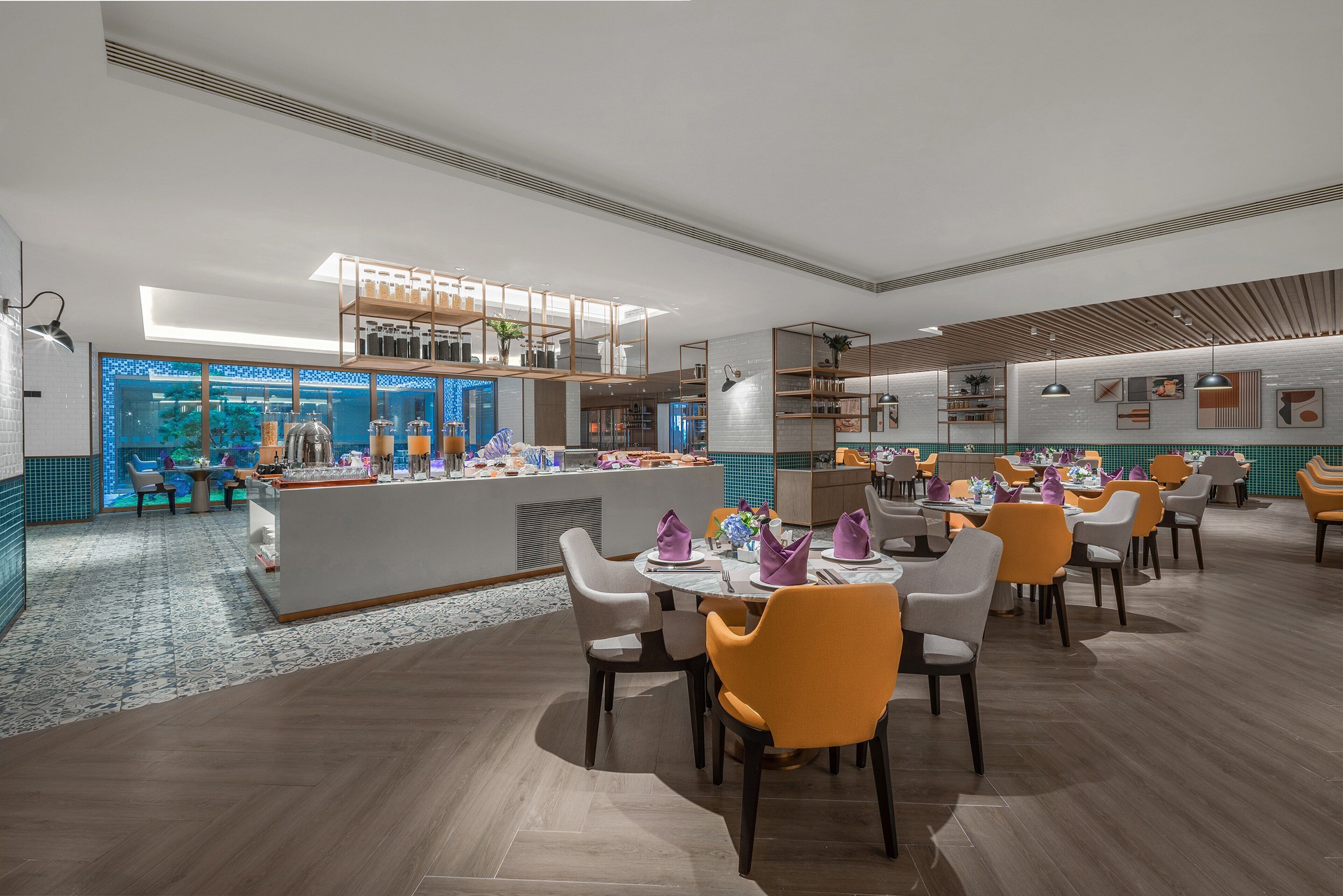 Daily buffet breakfast (CNY 68 per person)