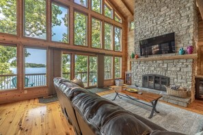 TV, fireplace, foosball, books - Aspen Shores by Innsbrook Vacations! (Innsbrook)