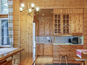 Kjøleskap, mikrobølgeovn, oppvaskmaskin og kjøkkenutstyr