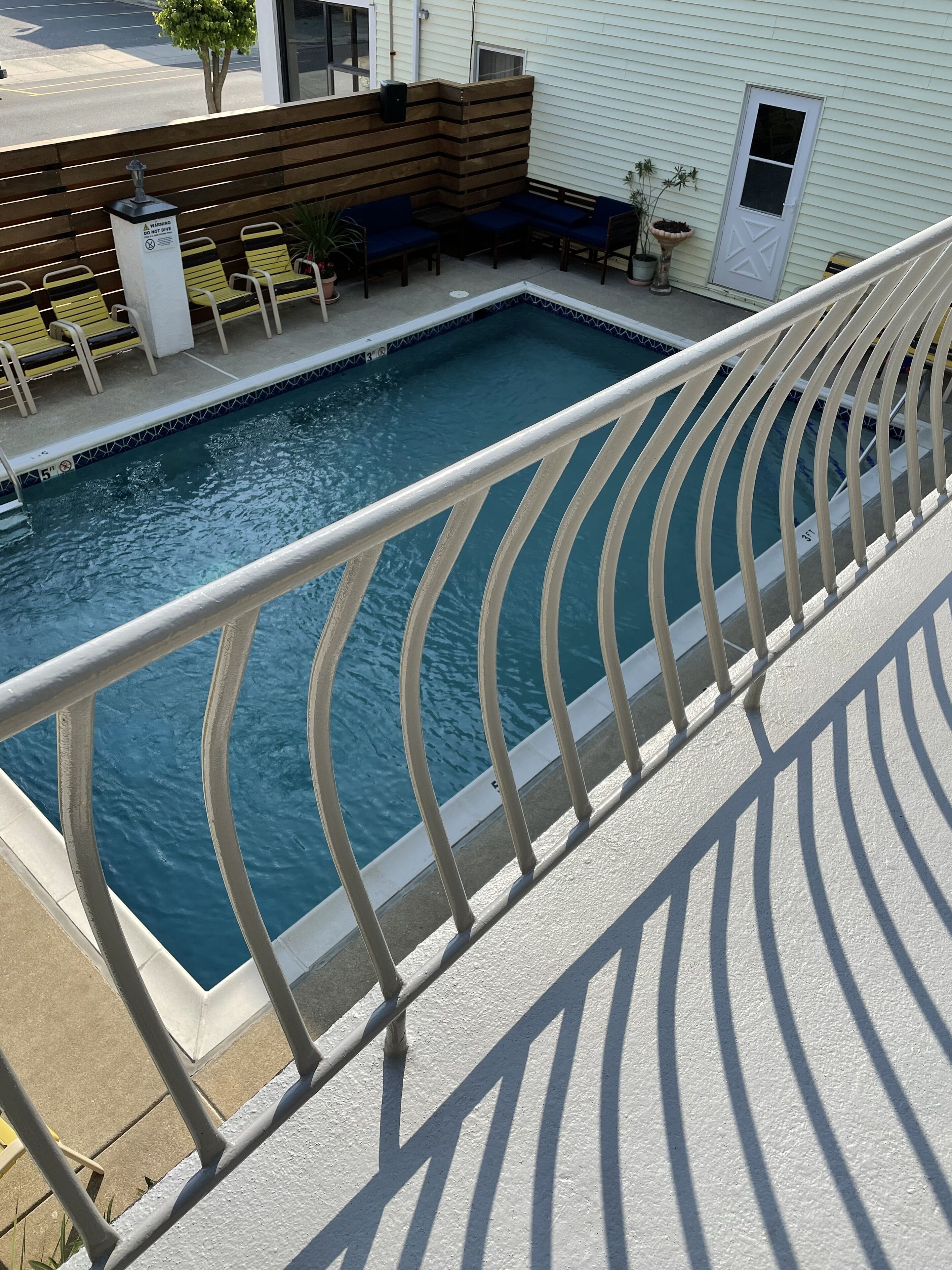 Una piscina al aire libre, una piscina climatizada